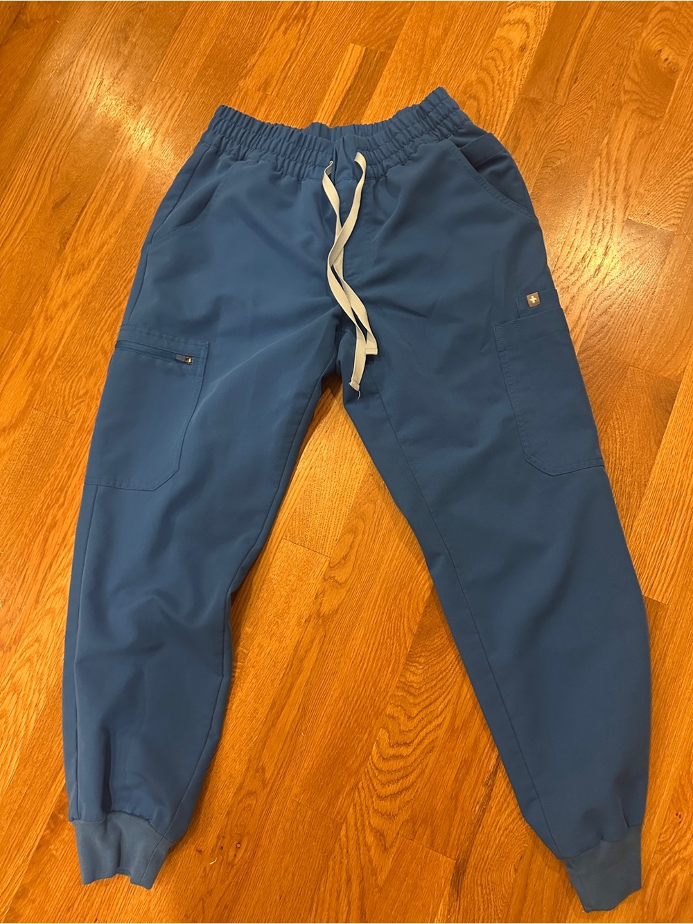 Women’s Uman scrub joggers.